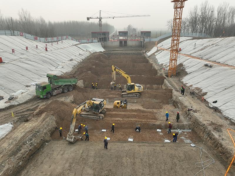 202302幸福河1工程公司施工建設(shè)的黃河下游引黃涵閘改建工程（山東段）舊城閘黏土環(huán)施工。